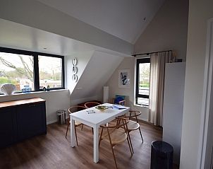Ruime keuken in VZ1092 Appartement in Oostkapelle, Walcheren, Zeeland met moderne apparatuur.