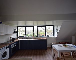 Praktische keuken in VZ1092 Appartement in Oostkapelle, Walcheren, Zeeland met uitzicht op de tuin.