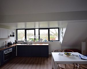 Stijlvolle badkamer in VZ1092 Appartement in Oostkapelle, Walcheren, Zeeland met luxe douche.