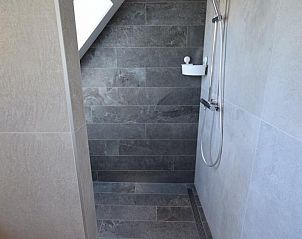 Moderne wastafel in VZ1092 Appartement in Oostkapelle, Walcheren, Zeeland met uitzicht op de natuur.