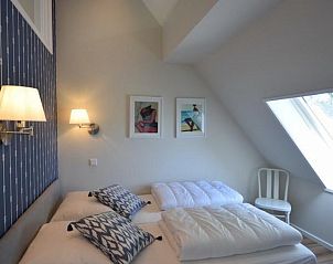 Elegante slaapkamer in VZ1092 Appartement in Oostkapelle, Walcheren, Zeeland met moderne decoratie.