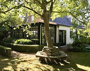 Veranda van VZ2316 Vrijstaand vakantiehuis in Oostkapelle, omgeven door groen in Walcheren, Zeeland.