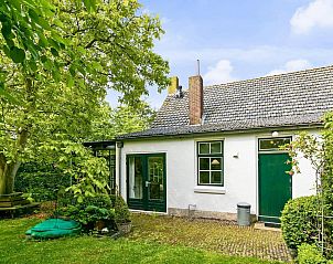Achteraanzicht van VZ2316 Vrijstaand vakantiehuis in Oostkapelle met groene omgeving, Walcheren, Zeeland.