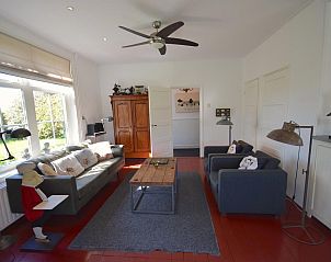 Lichte woonkamer van VZ2316 Vrijstaand vakantiehuis in Oostkapelle met comfortabele zitplaatsen, Walcheren, Zeeland.