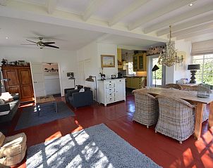 Open woon- en eetruimte in VZ2316 Vrijstaand vakantiehuis in Oostkapelle, Walcheren, Zeeland.