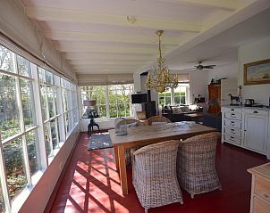 Eetkamer met veel natuurlijk licht in VZ2316 Vrijstaand vakantiehuis in Oostkapelle, Walcheren, Zeeland.