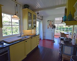 Keuken met moderne apparatuur in VZ2316 Vrijstaand vakantiehuis in Oostkapelle, Walcheren, Zeeland.