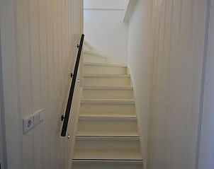 Trap naar bovenverdieping in VZ2316 Vrijstaand vakantiehuis in Oostkapelle, Walcheren, Zeeland.
