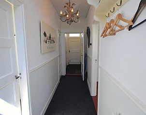 Lange gang met stijlvolle verlichting in VZ2316 Vrijstaand vakantiehuis in Oostkapelle, Walcheren, Zeeland.