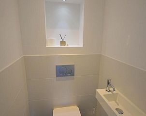 Moderne badkamer in VZ2316 Vrijstaand vakantiehuis in Oostkapelle, Walcheren, Zeeland.