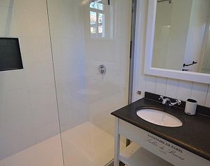 Witte trap naar zolder in VZ2316 Vrijstaand vakantiehuis in Oostkapelle, Walcheren, Zeeland.