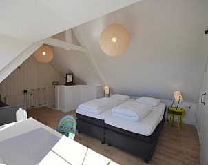 Kinderkamer met ledikant in VZ2316 Vrijstaand vakantiehuis in Oostkapelle, Walcheren, Zeeland.