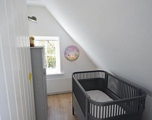 Luxe badkamer met wasmachine in VZ2316 Vrijstaand vakantiehuis in Oostkapelle, Walcheren, Zeeland.