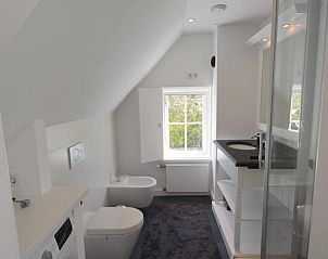 Moderne douche en wastafel in VZ2316 Vrijstaand vakantiehuis in Oostkapelle, Walcheren, Zeeland.