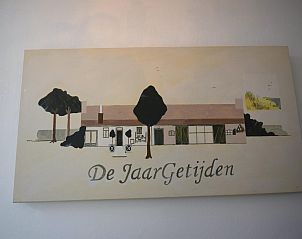 Grote tuin met zitje bij VZ2316 Vrijstaand vakantiehuis in Oostkapelle, Walcheren, Zeeland.