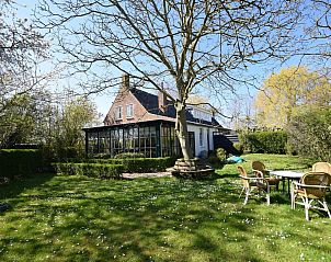 Voorzijde van VZ2316 Vrijstaand vakantiehuis in Oostkapelle, omringd door natuur in Walcheren, Zeeland.
