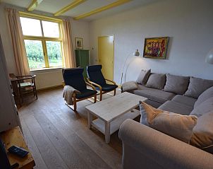Lichte woonkamer in VZ2329 Vakantiehuis in Oostkapelle met prachtig uitzicht op natuur.