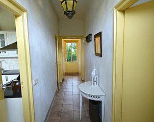 Stijlvolle hal van VZ2329 Vakantiehuis in Oostkapelle met klassieke verlichting, Zeeland.