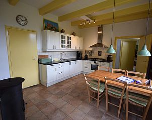 Moderne keuken in VZ2329 Vakantiehuis Oostkapelle met ruime eethoek, Walcheren.