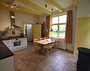 Gezellige eetruimte in VZ2329 Vakantiehuis Oostkapelle met uitzicht op tuin, Zeeland.