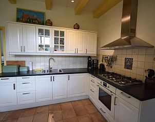 Volledig uitgeruste keuken in VZ2329 Vakantiehuis Oostkapelle, ideaal voor culinaire liefhebbers.