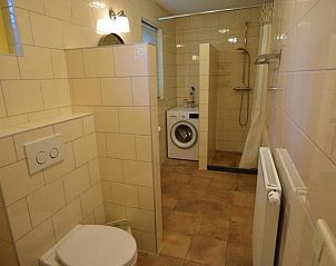 Ruime badkamer in VZ2329 Vakantiehuis Oostkapelle met douche en wasmachine, Walcheren.