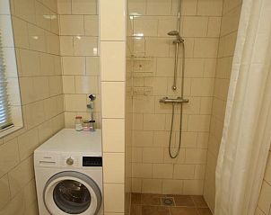 Badkamer in VZ2329 Vakantiehuis Oostkapelle met moderne douche en wasmachine, Zeeland.
