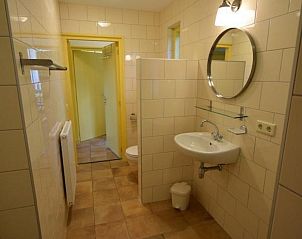 Stijlvolle badkamer in VZ2329 Vakantiehuis Oostkapelle met grote spiegel, Walcheren.