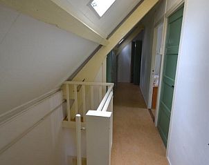 Lichte gang op bovenverdieping van VZ2329 Vakantiehuis Oostkapelle, Zeeland.