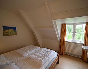 Ruime slaapkamer in VZ2329 Vakantiehuis Oostkapelle met tweepersoonsbed, Zeeland.