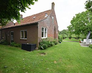 Achteraanzicht van VZ2329 Vakantiehuis Oostkapelle met groene tuin, Zeeland.