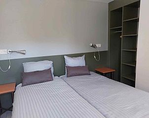 Moderne keuken in vakantiehuis ZE323, Oostkapelle, Walcheren, Zeeland met apparatuur.