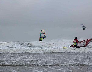 Ruime tuin bij vakantiehuis ZE323, Oostkapelle, Walcheren, Zeeland met veel groen.