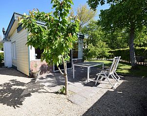 Zonnig terras van VZ1156 vakantiebungalow in Oostkapelle, Walcheren, ideaal voor ontspanning.