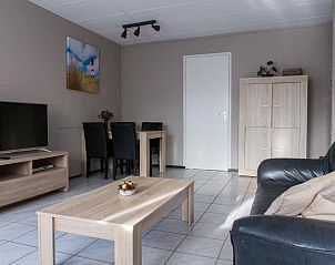 Ruime groene tuin van ZE326 vakantiehuis Oostkapelle Walcheren omringd door bomen.