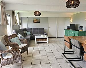 Ruime woonkamer van Huisje in Oostkapelle, vakantiehuis in Walcheren, Zeeland met comfortabele zithoek.