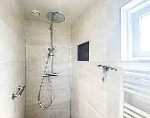 Moderne badkamer met douche in Huisje in Oostkapelle, vakantiehuis in Walcheren, Zeeland.