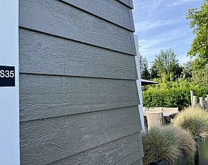 Terrace with glasses on table at ZE1509 vacation home, Oostkapelle.