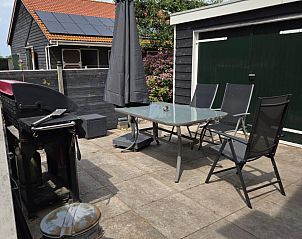 Comfortabele zithoek met uitzicht op de tuin in vakantiehuis ZE1548, Oostkapelle.
