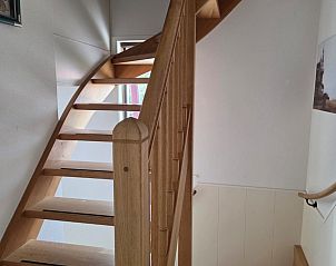 Historische kerk omgeven door groen in Oostkapelle, nabij vakantiehuis ZE1548.