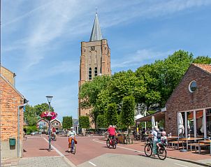 Gezellige straat met terrasjes in Oostkapelle, dicht bij vakantiehuis ZE1548.
