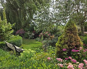 Houten kledingkast in de slaapkamer van vakantiehuis ZE1548, Oostkapelle.