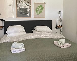 Strand en zee nabij Huisje in Oostkapelle, Walcheren, Zeeland.