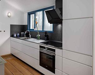 Stijlvolle badkamer in ZE1369 vakantiehuis in Oostkapelle, Walcheren, met grote spiegel.