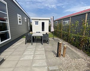 Ruim terras bij VZ847 Chalet Oostkapelle in Oostkapelle, Walcheren, Zeeland.