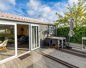 Ruim terras bij VZ878 Vakantiechalet in Oostkapelle, perfect voor buiten dineren in Zeeland.