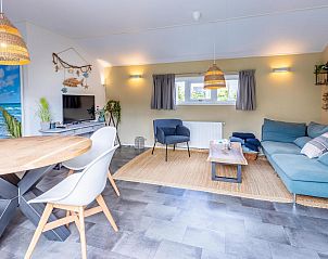 Gezellige woonkamer in VZ878 Vakantiechalet in Oostkapelle, Walcheren, met moderne inrichting.