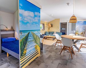 VZ878 Vakantiechalet in Oostkapelle biedt een slaapkamer met zeezicht decor en comfort.