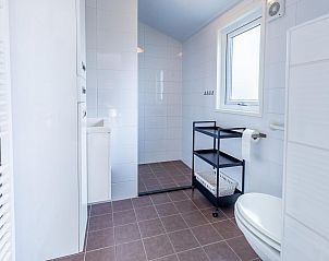 Lichte woonkamer in VZ878 Vakantiechalet in Oostkapelle, ideaal voor ontspanning in Zeeland.