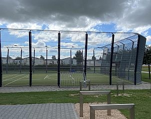 Binnen speeltuin met glijbaan bij VZ878 Vakantiechalet in Oostkapelle, ideaal voor kinderen.